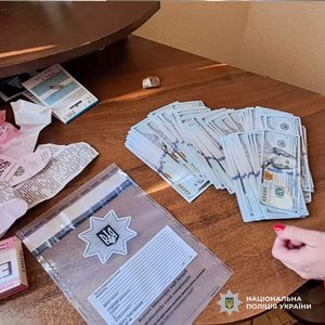 Фото: Національна поліція України. Гроші, вилучені під час обшуку в приміщенні.