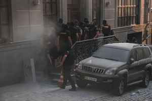 Штурм будівлі в Києві: силовиків "поливали" з вогнегасника (фото, відео)