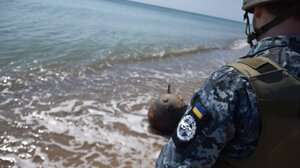 На Миколаївщині штормове море на берег винесло якірну міну (ВІДЕО)