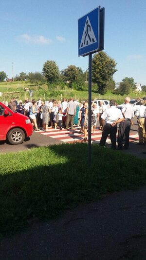 На Львівщині люди перекрили дорогу поблизу села Підліски (ФОТО, ВІДЕО)