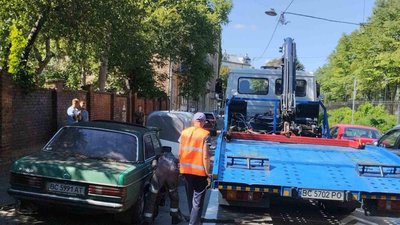 У центрі Львова евакуювали покинуту машину