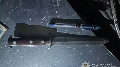 У Тернополі поліцейські під час заходів з оповіщення затримали чоловіка з ножем, якого розшукував ТЦК