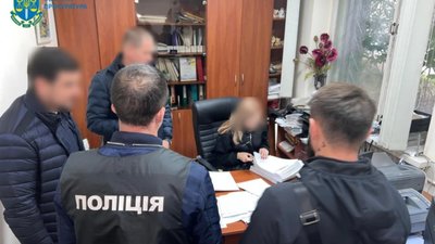 На Хмельниччині судитимуть посадовицю, яка за гроші допомагала водіям отримати посвідчення тракториста