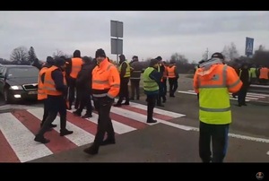 Протестувальники перекрили дорогу біля пункту пропуску «Ягодин» (відео)