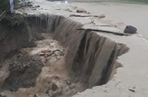 На Буковині негода знесла дорогу (фото)