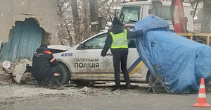 Автомобіль патрульних розтрощив блокпост поліції Тернополя (ФОТО, ВІДЕО)