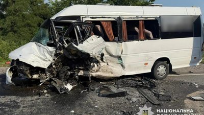 На Хмельниччині у ДТП з автобусом постраждали 16 людей, серед них діти