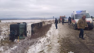 На Прикарпатті перекинувся автобус, є жертви