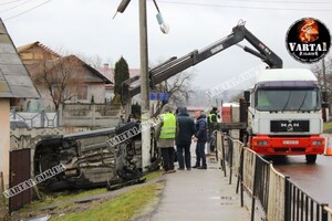 Біля Львова автомобіль протаранив електроопору та огорожу (фото/відео)