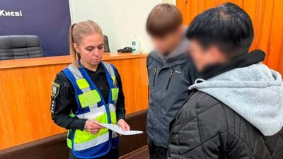 У Києві троє підлітків побили школяра на дитячому майданчику (ВІДЕО)