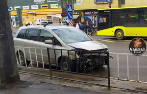 У Львові зіткнулися два автомобілі (фото, відео)