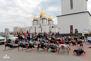 На Сихові встановили рекорд з масового відтискання (фото)