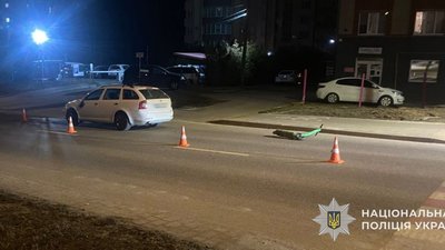 У Львові водій збив дівчат, які їхали на самокаті