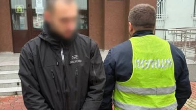 У Києві затримали чоловіка, який образив музиканта на кріслі колісному та вимагав співати російські пісні