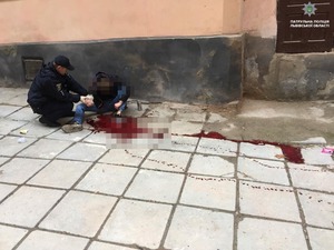 Патрульні у Львові врятували стікаючого кров’ю чоловіка, після невдалої спроби самогубства (ФОТО)