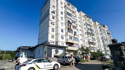 На Рівненщині 3-річна дитина випала з вікна шостого поверху будинку