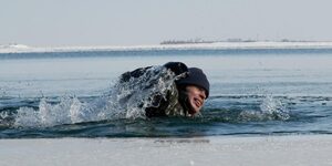 Рятувальник розповів, як допомогти людині, яка опинилася під кригою