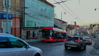 У Чернівцях чоловік у балаклаві побив контролерок тролейбусного управління