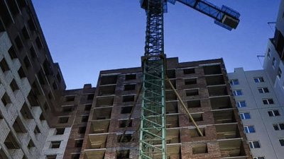 У Бучі 11-річний хлопчик стрибнув із будівельного крана та загинув