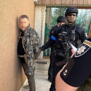 У Києві чоловік з 20 озброєними «друзями» обезброїв патрульних