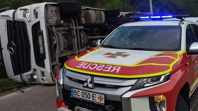 На Львівщині перекинулася вантажівка: рятувальники деблокували водія
