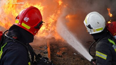 Надзвичайники Львівщини показали, як ліквідовували наслідки атаки рф (ФОТО)