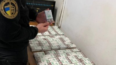 Водій вантажівки намагався перевезти на собі в Польщу 20 блоків цигарок