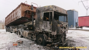 Підпал на Волині: вогнем вщент знищено кілька вантажівок (фото)