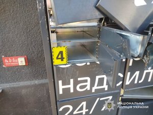 Фото: Поліція Закарпатської області. Відкриті комірки поштомата після злому.