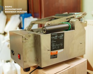 Фото: БЕБ у Львівській області. Обладнання, яке виявили під час викриття незаконного виробництва рідин для електронних сигарет.