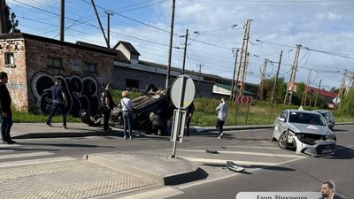 У Львові перекинувся автомобіль (ВІДЕО)