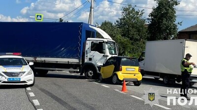 На Львівщині під час зіткнення легковика з вантажівкою постраждала жінка-водій (ФОТО)