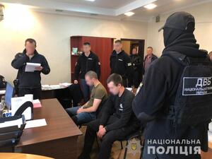 В Одесі взяли під варту двох поліцейських, які катували людей на вокзалі