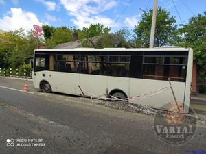 У Львові посеред дороги провалилася маршрутка (фото, відео)