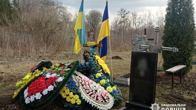 Підлітки на кладовищі зняли прапор з могили загиблого Героя України, щоб покрасуватися у ТікТоку (ФОТО)