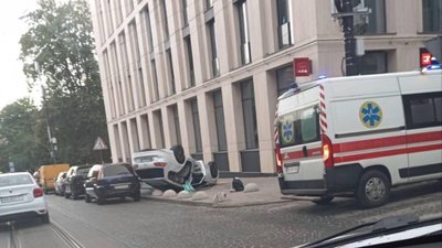 У Львові перекинувся автомобіль