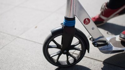 Неподалік Львова дитина потрапила у реанімацію, впавши з електросамоката