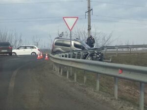 Біля Львова автомобіль злетів з моста і затримався у відбійнику (ФОТО)