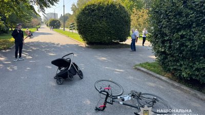У парку Тернополя велосипедист збив жінку з немовлям: всім трьом знадобилася допомога медиків (ФОТО)