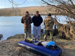 Прикордонники затримали чоловіка, який на матрасі тікав з України (ФОТО)