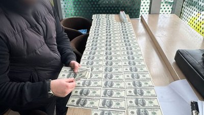У Києві затримали шахрая, який за 10 500 доларів обіцяв перевести військового з передової у тил
