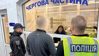 В Івано-Франківську агент РФ наклеїв на машину наліпку “бандеромобіль” та підпалив її