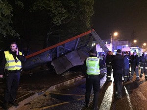 На Пасічній водій "BMW" врізався у рекламний щит (ФОТО, ВІДЕО)