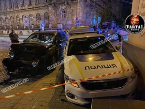 У Львові “Jeep” протаранив поліцейське авто, яке супроводжувало дитину в лікарню (фото, відео)