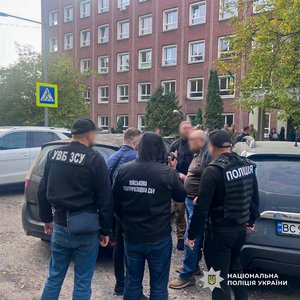 Фото: Національна поліція України. Правоохоронці проводять затримання фігурантів справи.