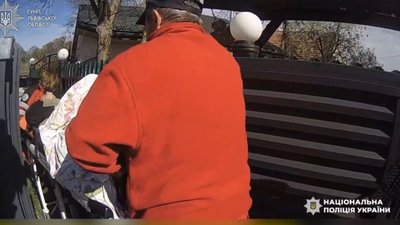 На Львівщині поліцейські врятували чоловіка з інсультом (ВІДЕО)