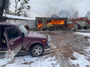 У Львові патрульні врятували авто від згоряння (фото)