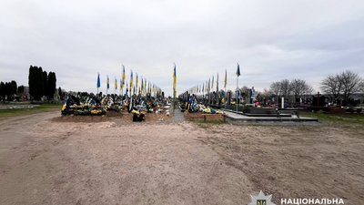 На Рівненщині чоловік обікрав могили загиблих військових