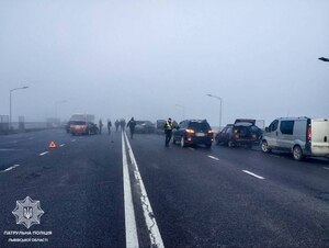 Увага! У Львові на мості масова ДТП: рух ускладнено (ВІДЕО)