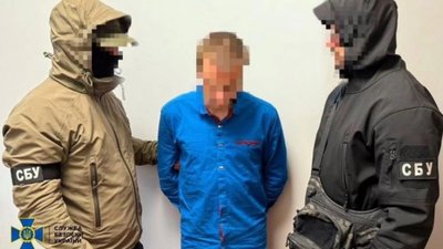 На Рівненщині чоловік у лісі облаштував склад зі зброєю